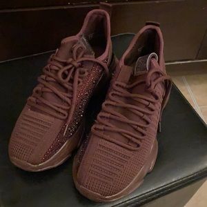 Hello I’m selling these Steve Madden sneakers